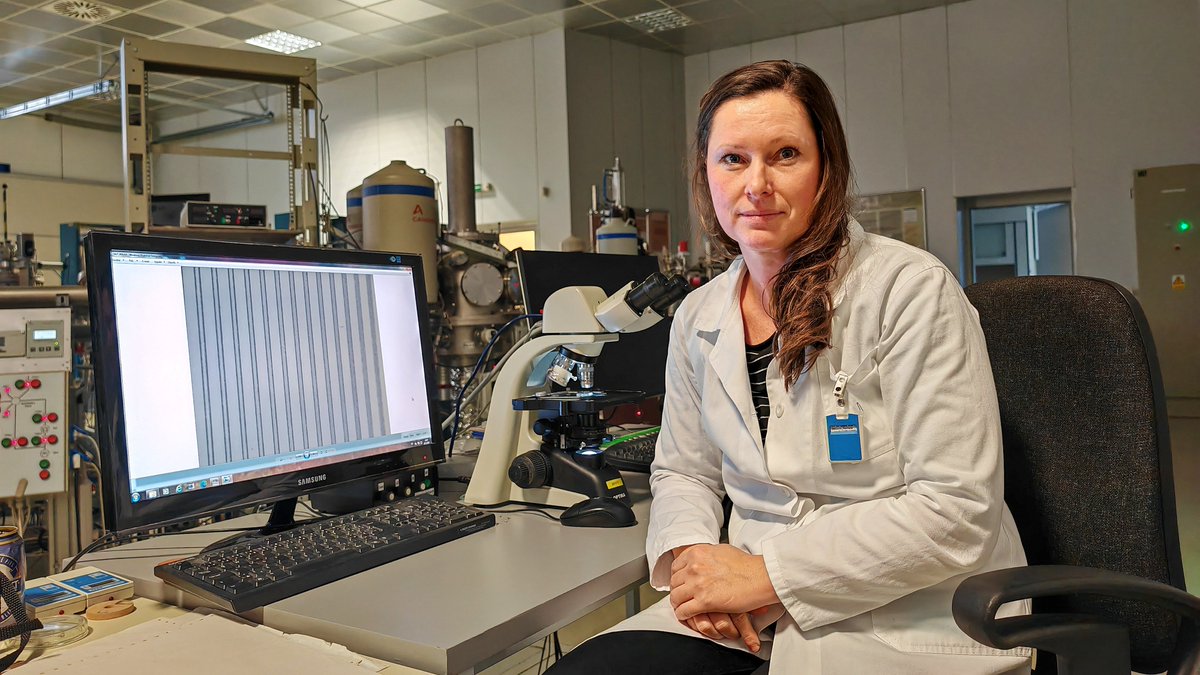 👉Týmu Laboratoře Tandetronu ÚJF se podařilo pomocí implantace urychlených iontů uhlíku vytvořit v křemičitém skle pravidelnou sérii mikroskopických plošných vlnovodů pro jeden nebo dva optické módy. Podobné mikroškálové vlnovody by jednou mohly nahradit tisíckrát větší optická