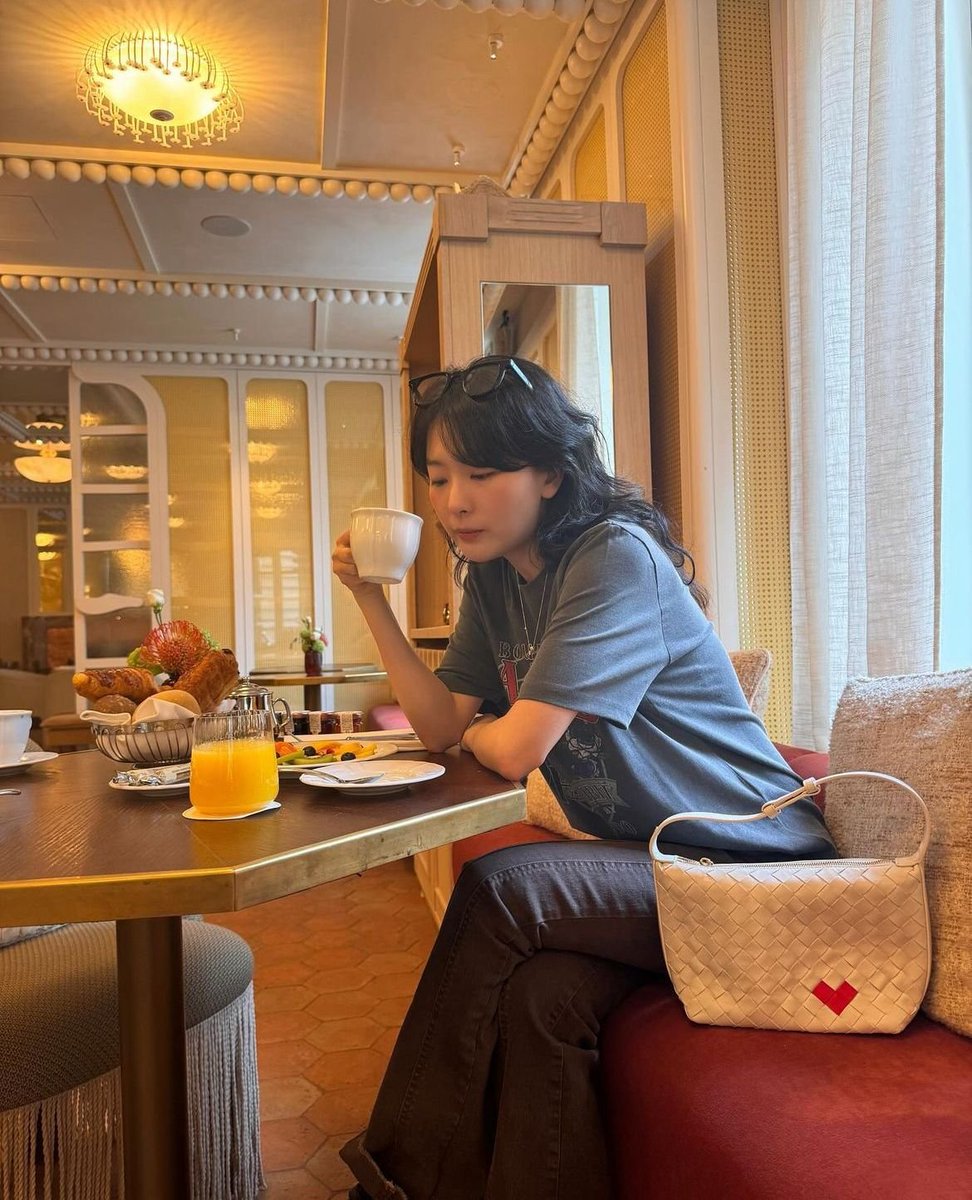 seulgikpics's tweet photo. kang seulgi is so girlfriend coded https://t.co/6Uns4LyaSq