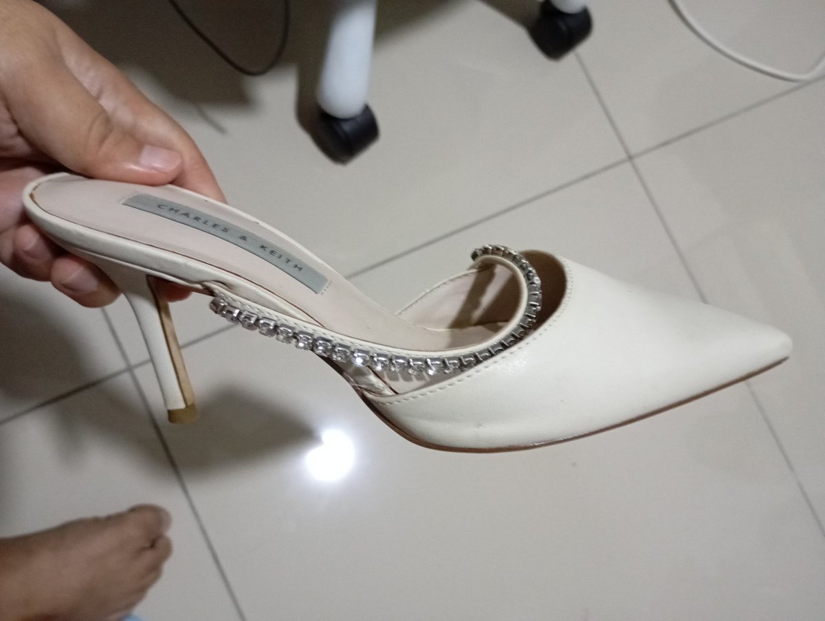 如此性感和纯洁的百高跟。就被粘稠的精液染上了该死的黄焦色。大约用了一个礼拜的时间和精液。

Such pretty dainty little white heels get stained with yellow thick cum.