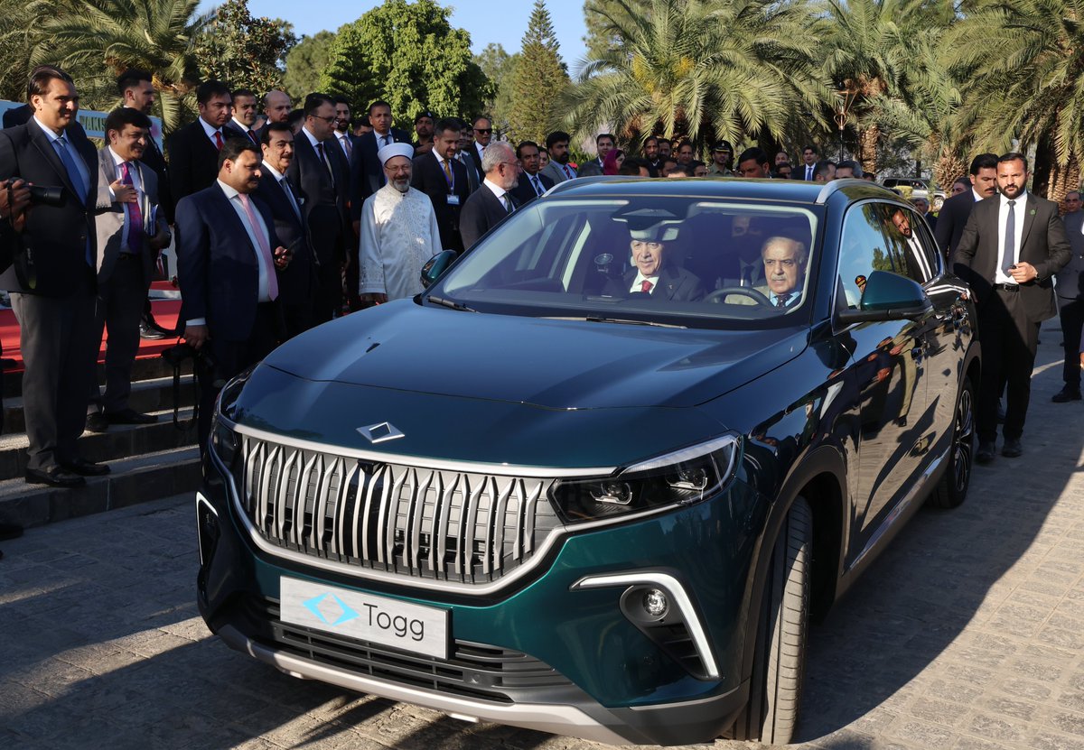 Cumhurbaşkanımız <a href="/RTErdogan/">Recep Tayyip Erdoğan</a>, Pakistan Başbakanı Şahbaz Şerif'e Togg hediye etti.
