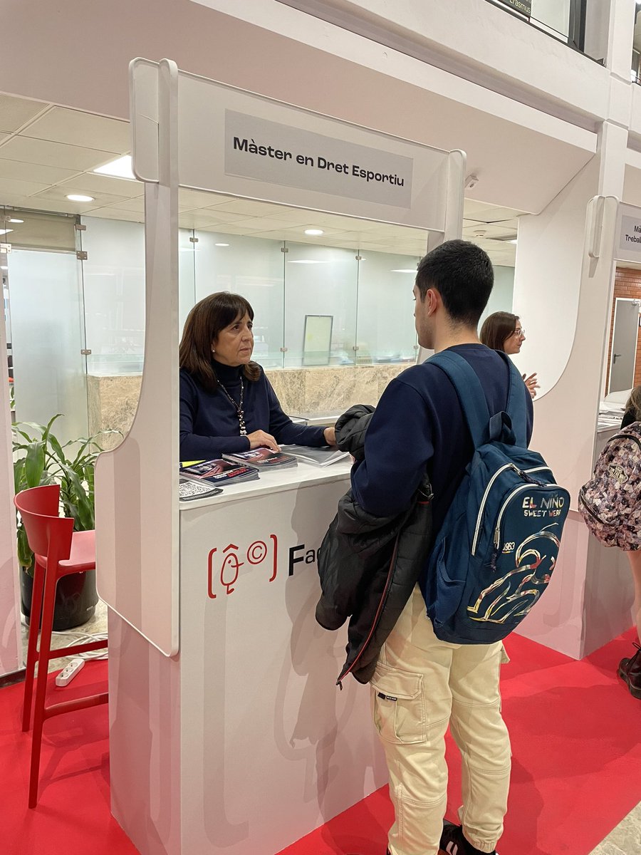 Estamos en el Foro de Empleo <a href="/DretUV/">Facultat de Dret UVEG</a> informando al estudiantado sobre los Másteres vinculados a la Facultat de Dret