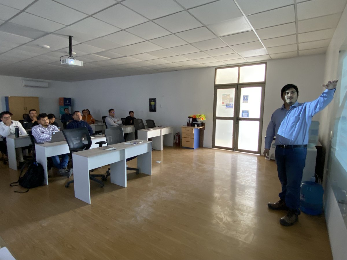 Ultraport_Chile's tweet image. 📢 En línea con nuestro compromiso con la mejora continua,  iniciamos el Proyecto 1200 en #UltraportMejillones, junto a #PuertoMejillones, alcanzando una meta de 1.200 toneladas por hora. ⚙️🚢

¡Seguimos avanzando en eficiencia y excelencia operacional! 🔄✨