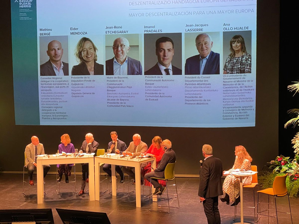 Baiona acogió ayer un debate sobre la descentralización como fórmula para fortalecer Europa. 

Representantes institucionales de todo Euskal Herria se reunieron en los Encuentros Transfronterizos organizados por <a href="/CommunautePB/">CommunautéPaysBasque</a>. 
#RT2025