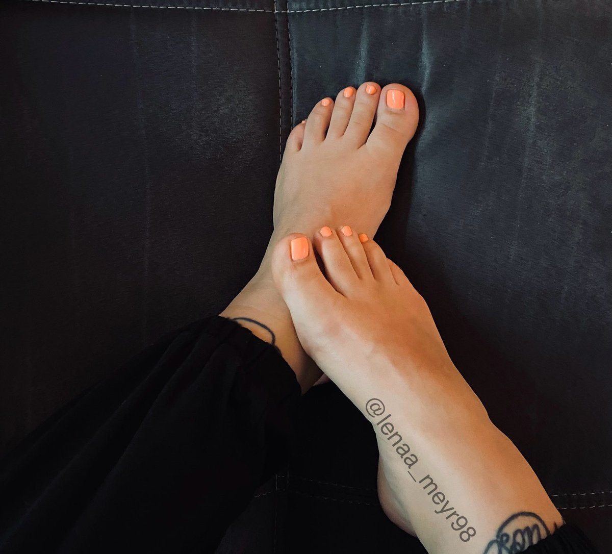 Mach deinen Job und massiere mir die Füße 🦶🏼😈 vielleicht darfst du danach dran schnuppern 👃🏼💦👅

#feetworshi̇p #feetlover #sockslover #sockfetish #nylonlover #nylonfetısh #feetfetish #goddess #findom #barefoot #getragenesocken #getragenenylons #sweatyfeets #takeasniff #shoes