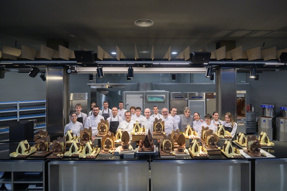 Ja no ens queden més taules a l'aula! 🫢 Foto de família de Figures de Pasqua amb <a href="/enrovira/">Enric Rovira</a>. Moltes gràcies a tot el grup, ha estat intens, però ha valgut la pena!