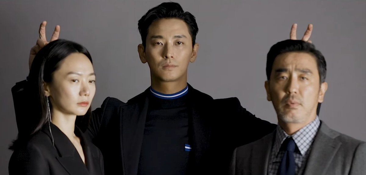 ___avyy's tweet photo. #JuJiHoon serious face and ✌🏻 pose behind other actor's head 😆

— a thread https://t.co/GXGt1KNzdY