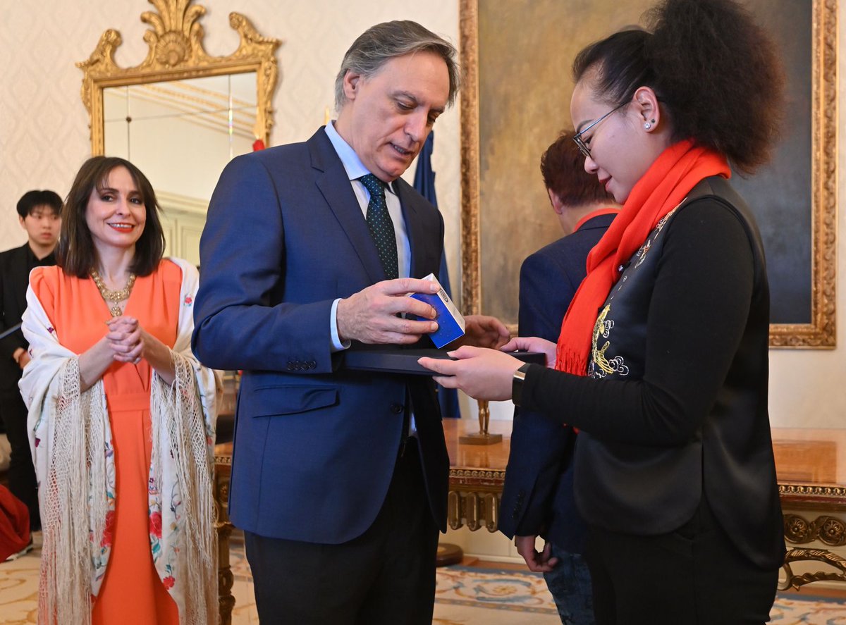 Margarabrand's tweet photo. La diseñadora china Tang Zhiru, vicepresidenta de la Asociación de Diseñadores de Costumes de Guangdong ha recibido de manos de nuestro alcalde @cgcarbayo, como obsequio institucional, nuestra eau de parfum Agua de Salamanca. 🌺 🌸 🌼🍊 🍋 🌱 🌿 https://t.co/kXHcE5wXBe