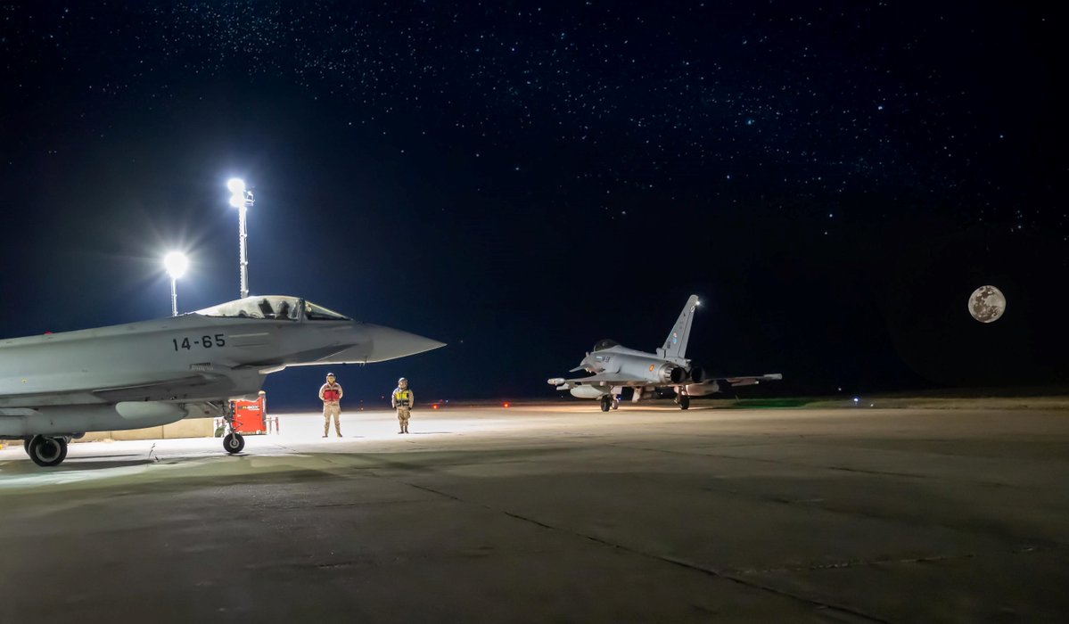 EMADmde's tweet image. Dos Eurofighter 🇪🇸 del #DatPaznic  y dos cazas rumanos 🇷🇴 han realizado una salida en alerta tras detectarse una intrusión nocturna en el espacio aéreo rumano. Los rádares  detectaron un posible dron en la frontera con Ucrania. Los cazas españoles regresaron a su base sin novedad…