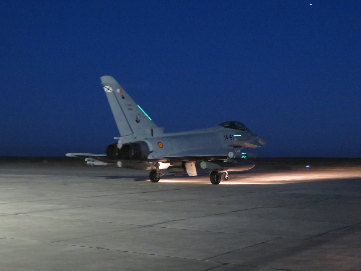 EMADmde's tweet image. Dos Eurofighter 🇪🇸 del #DatPaznic  y dos cazas rumanos 🇷🇴 han realizado una salida en alerta tras detectarse una intrusión nocturna en el espacio aéreo rumano. Los rádares  detectaron un posible dron en la frontera con Ucrania. Los cazas españoles regresaron a su base sin novedad…