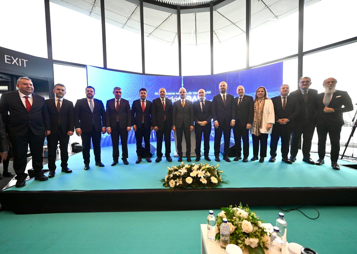 #PTT olarak, iletişim ve haberleşme alanındaki köklü gücümüz ile, yaklaşık bir asır önce Sirkeci Büyük Postane binamızda gerçekleştirilen ilk radyo yayınından bu yana yenilikçi teknolojilere yatırım yapmaya devam ediyoruz. 

Bugün, 13 Şubat Dünya Radyo Günü’nde, Türkiye’ye yeni