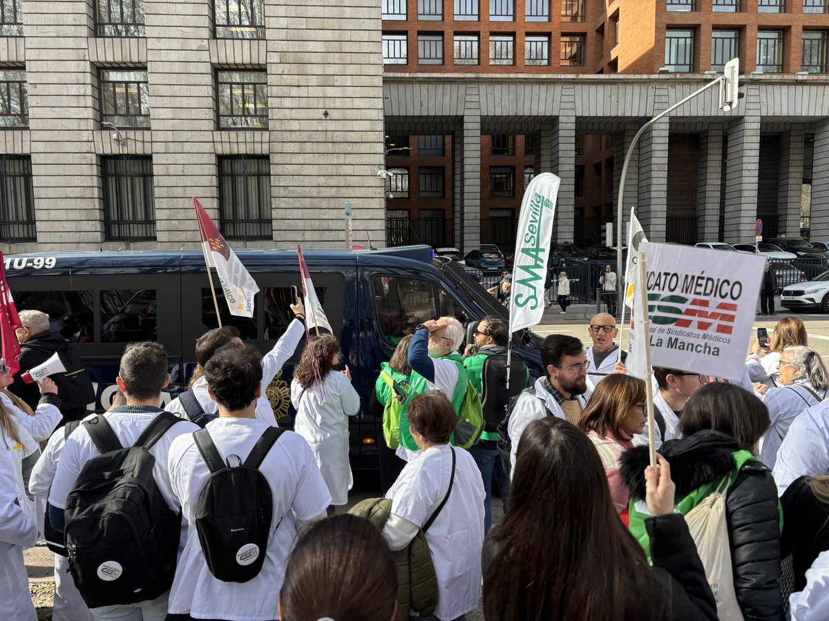 8 unidades de la UIP para controlar a peligrosos médicos que se manifiestan por sus derechos ante una Ministra que huye