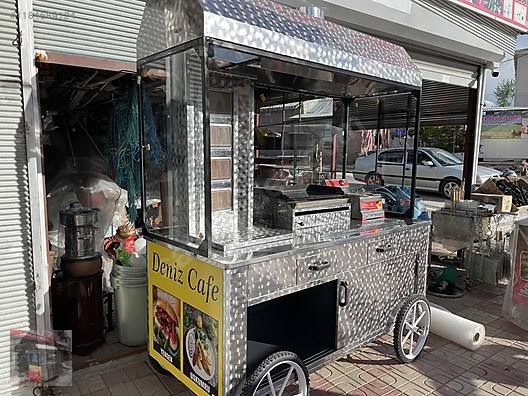 🔵 Hatay'da bir otomobil, seyyar köfteci tezgahına ve köfteciye çarptı. 

 Köfteci, aracın altında kalmaktan son anda kurtuldu.