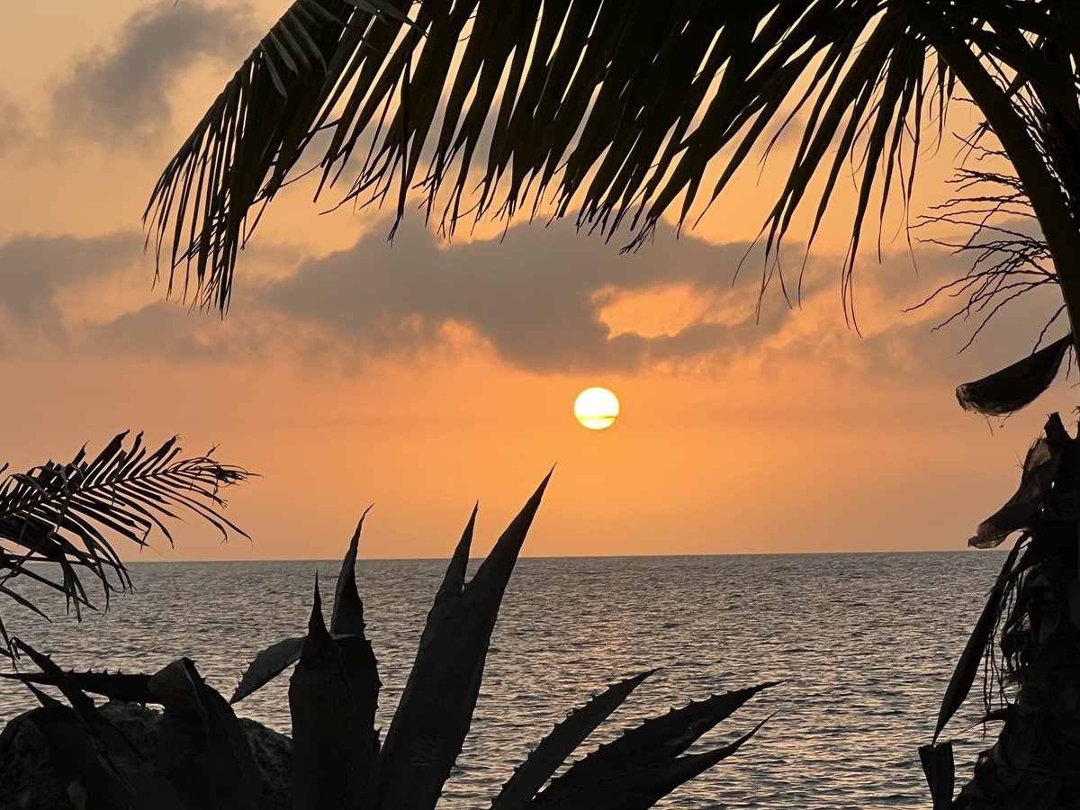 chuckver's tweet photo. Sunrise from the end of the street #gigerkey #keywest https://t.co/UJJkmTJ36K