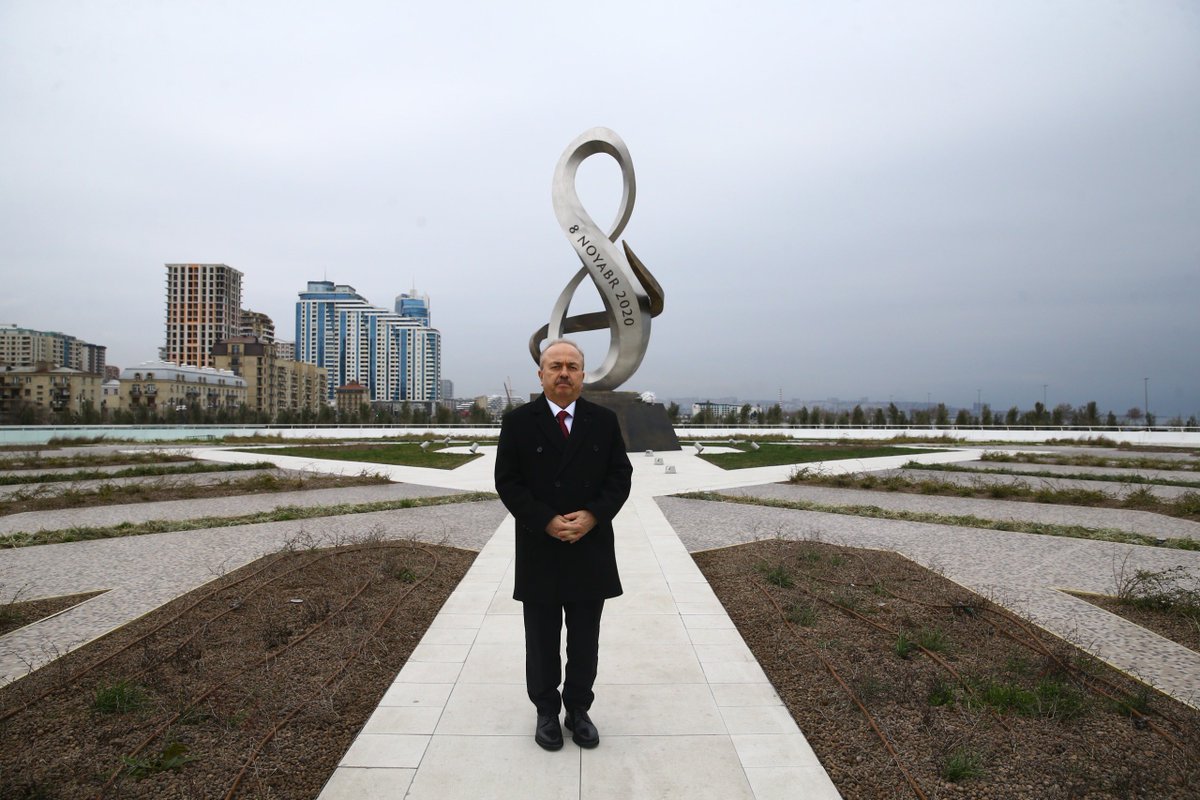 Büyükelçimiz <a href="/Birol_Akgun/">Birol Akgün 🇹🇷</a>, Güven Mektubunu Cumhurbaşkanı Aliyev’e sunmasını müteakiben, Fahri Hıyaban, Türk ve Azerbaycan Şehitlikleri ile 8 Kasım Zafer Anıtı’nı ziyaret ederek abidelere çelenk, şehit mezarlarına karanfil bırakmıştır.

Şehitlerimizi rahmet ve minnetle anıyoruz.