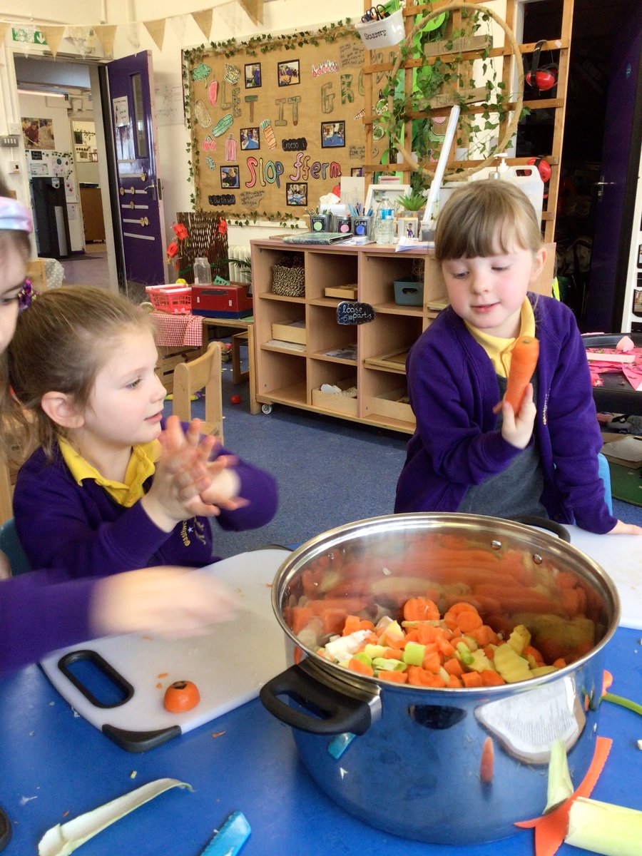 GlasllwchP's tweet photo. Hwyl a sbri today in dosbarth babanod. We have been making cawl to feed to giant from Jack and the Beanstalk! Flasus! https://t.co/Me8D9k8uvk