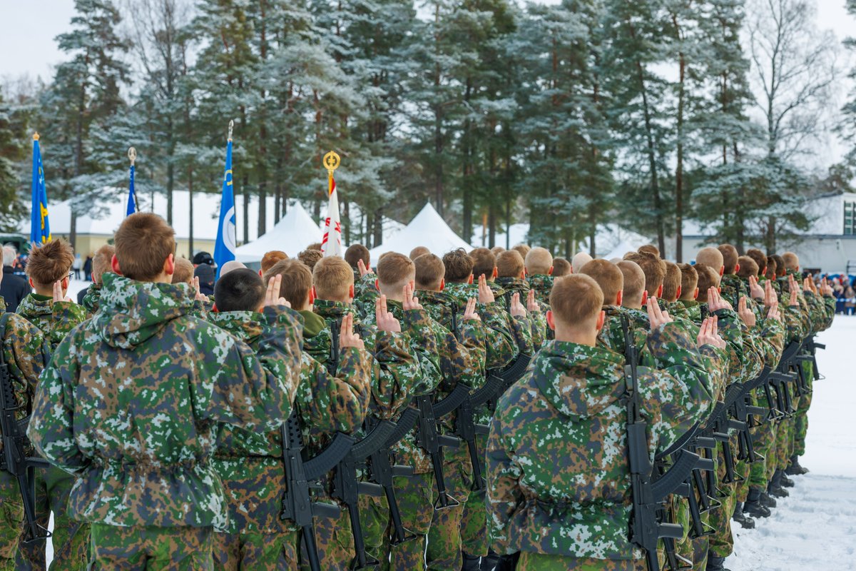 rannikkopr's tweet photo. #Rannikkoprikaati'n sotilasvala- ja vakuutustilaisuus järjestettiin tänään. Esilukijana toimi Länsi-Uudenmaan poliisipäällikkö Timo Saarinen. 
 
#Upinniemi #Merivoimat #Sotilasvala #Sotilasvakuutus https://t.co/d7SNIsfYhp