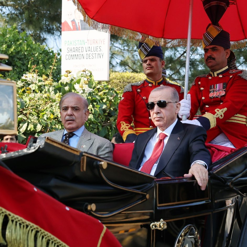 Pakistan Başbakanı Şerif: (Cumhurbaşkanı Erdoğan hk)

“Burada çok büyük bir lider var, sadece Türkiye'nin değil, İslam dünyasının lideri.”