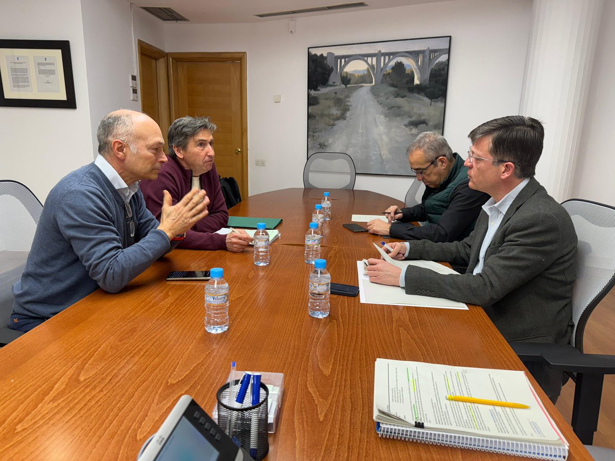 Mtnezparamo's tweet photo. 🔵 Reunión seguimiento actuaciones en Peñagrande @AVPEGrande,pediremos estudio reordenación de la movilidad peatonal y vehicular entorno colegio. La calle Inocencio Fernández se ha incluido en la Operación Asfaltado 2025. Estas reuniones ayudan a dar soluciones a nuestros vecinos https://t.co/Bl1hppkWvw