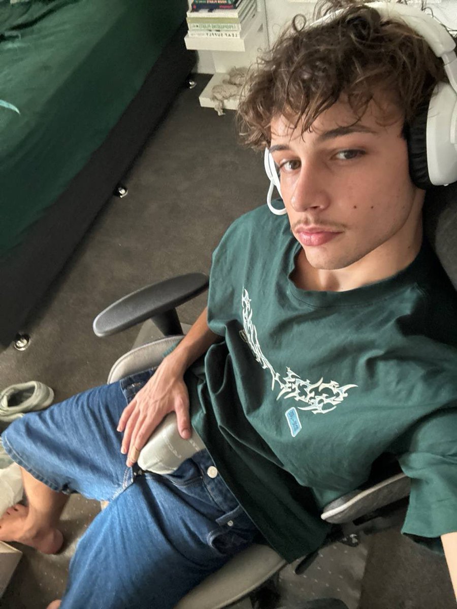 itscrispyychris's tweet photo. Can’t help it.. I get so hard when I game 😚 https://t.co/tXWe8u6qJ5