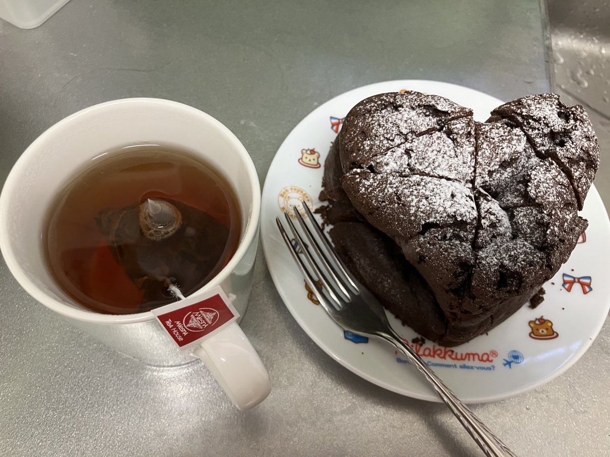Sakura_Noelle's tweet photo. 妹氏がケーキくれた🍫
ウチの子たちは今日も元気で可愛い天使ですฅ^•ω•^ฅ

 #猫
 #猫のいる暮らし 
 #バレンタイン https://t.co/BcwRH0RUs5