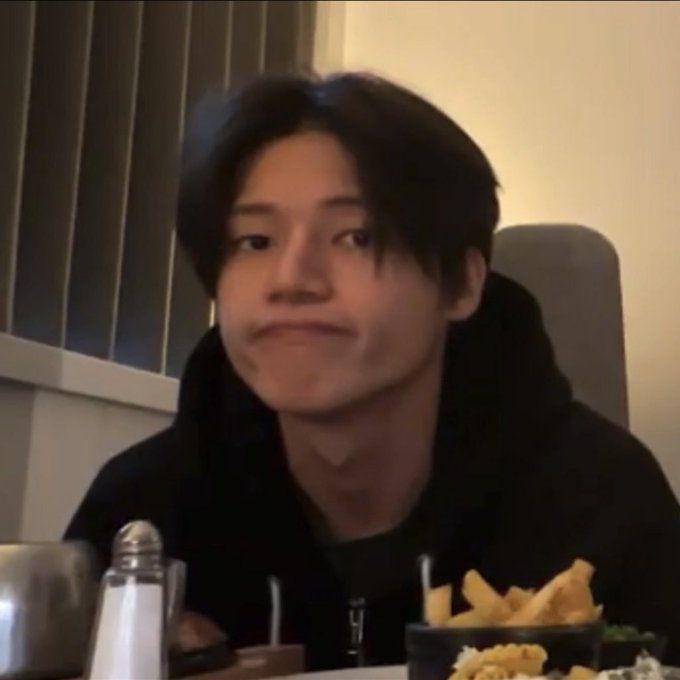 wsn!
🐱 "kakak aku mau—"         
🦊 "boleh sayang" (deep sigh) (korek dompet)
