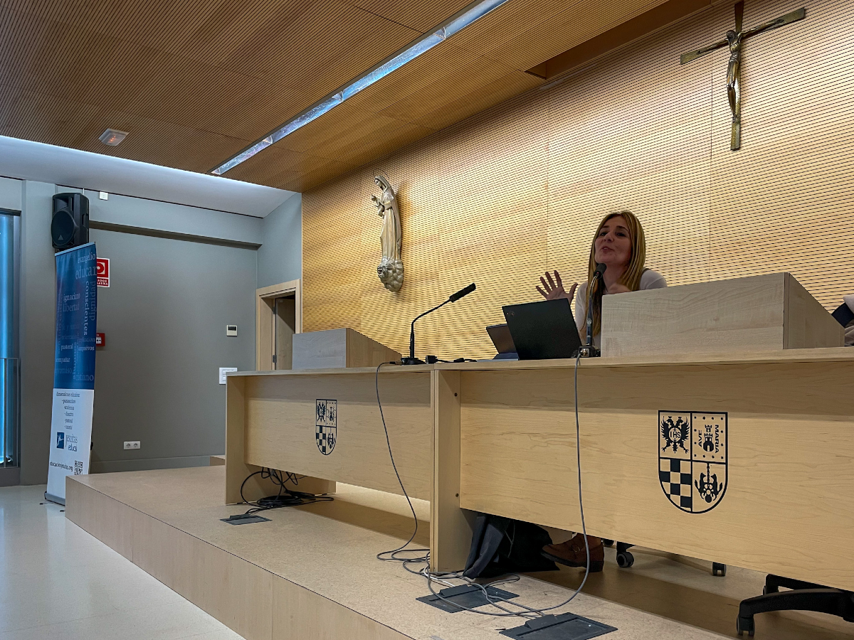 "Debemos ser puentes apostólicos entre la hermosa diversidad creada por Dios y nuestra fe".

Minerva Porcel, Directora General de <a href="/JesuitesEdu/">Jesuïtes Educació</a>, contextualiza la declaración final de #jesedujogja2024 antes de la lectura orante individual del documento.

educacionjesuitas.org/seminario-jese…