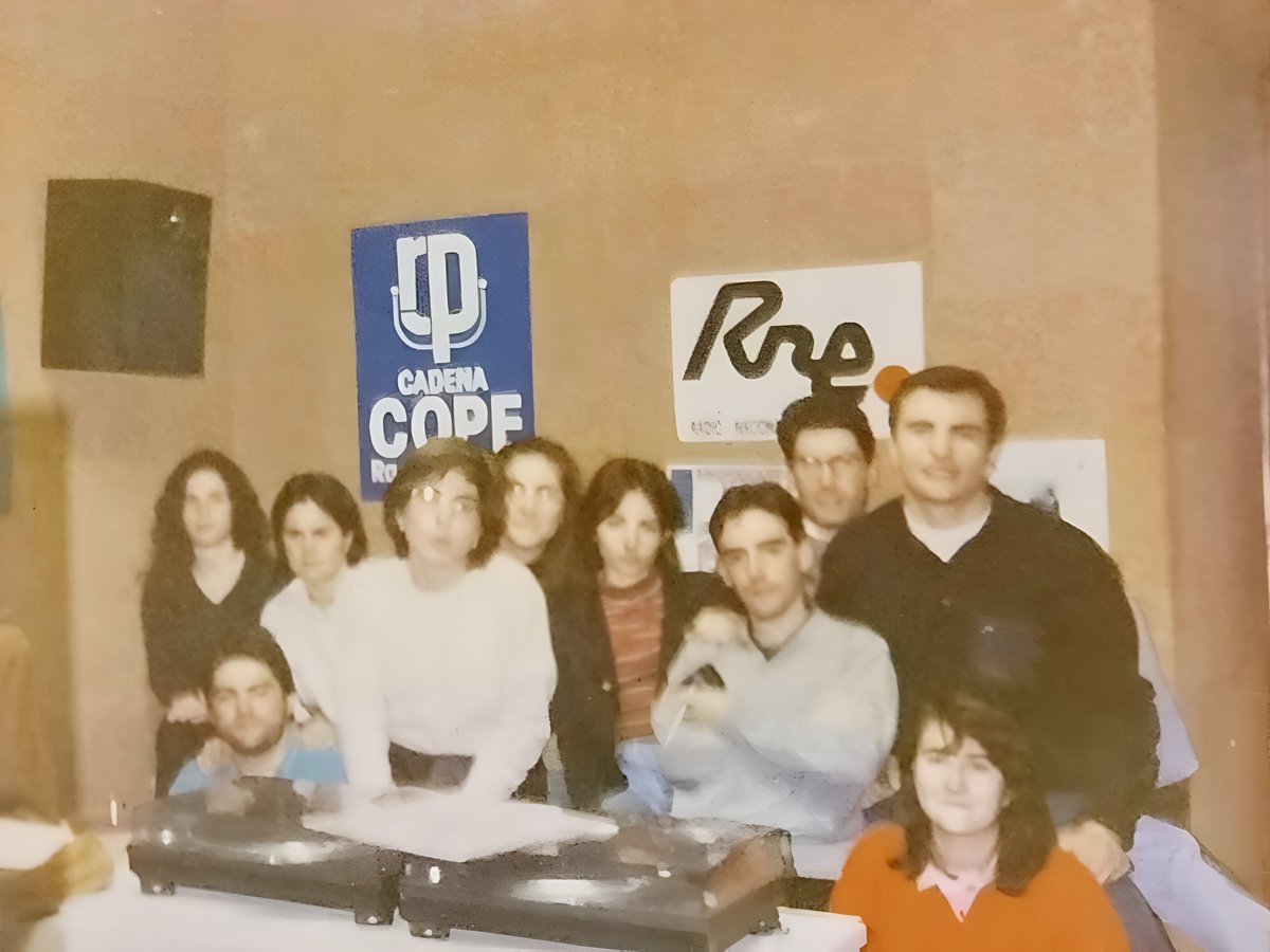 César Jiménez (@comunicarmas) on Twitter photo En el #DíaMundialdelaradio me acuerdo de <a href="/Cheloradio/">Chelo Sánchez</a>
que nos afianzó la pasión por el medio a muchos <a href="/AlumniUpsa/">Alumni UPSA</a> <a href="/fcomsalamanca/">fcomsalamanca</a> como <a href="/CaminoIbarz/">Camino Ibarz</a> <a href="/Livialvarez/">Livia Álvarez</a> <a href="/anacarlos1972/">Ana Carlos</a> En el #DíaMundialdelaradio me acuerdo de <a href="/Cheloradio/">Chelo Sánchez</a>
que nos afianzó la pasión por el medio a muchos <a href="/AlumniUpsa/">Alumni UPSA</a> <a href="/fcomsalamanca/">fcomsalamanca</a> como <a href="/CaminoIbarz/">Camino Ibarz</a> <a href="/Livialvarez/">Livia Álvarez</a> <a href="/anacarlos1972/">Ana Carlos</a>