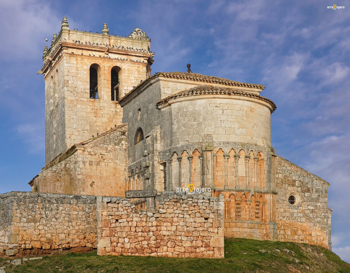 La iglesia de Castrillo Solarana luce uno de los ábsides más bellos y originales del arte románico de #Burgos. En él podemos apreciar dos elegantes arquerías ciegas, la inferior se resuelve con arcos ligeramente apuntados y la superior con trilobulados
#FelizJueves #photography