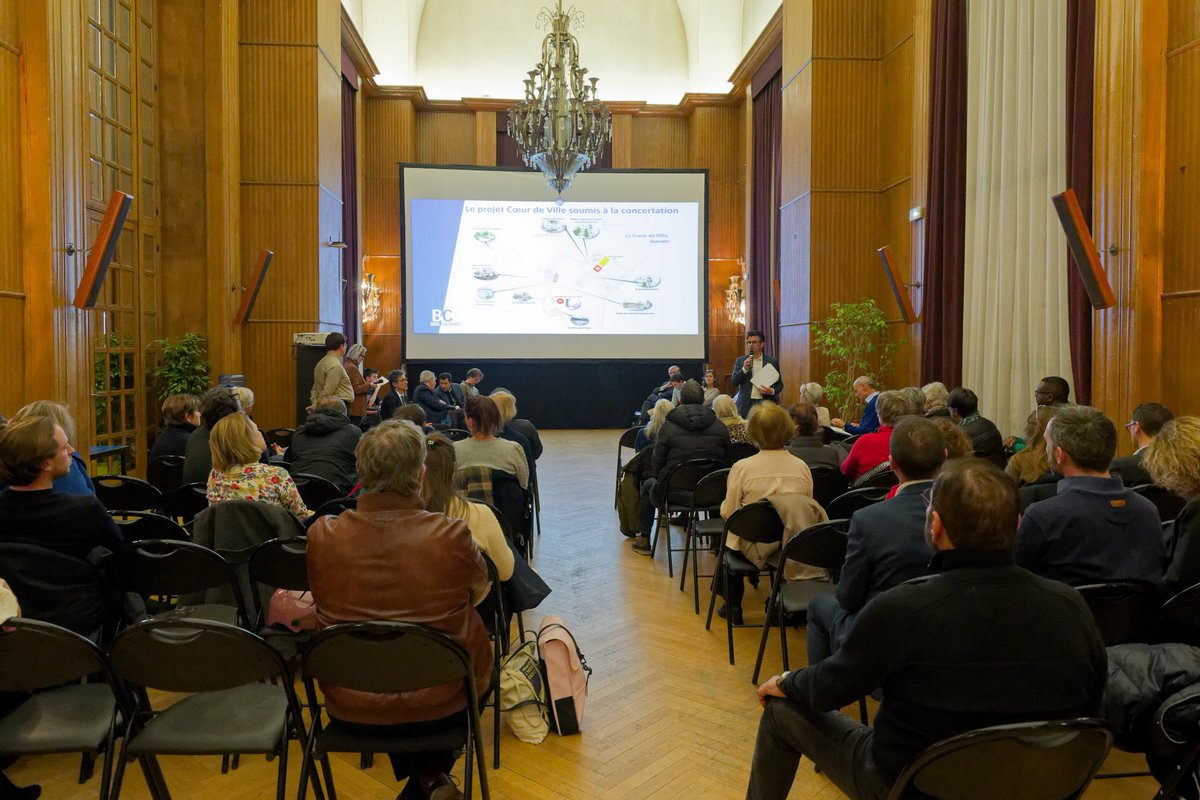 Hier se tenait à l'hôtel de ville la réunion de restitution de notre concertation sur l'avenir du Cœur de ville. Je remercie les participants, dont les retours ont été entendus, permettant d’améliorer notre projet pour le centre-ville, et de faire vivre la démocratie locale.