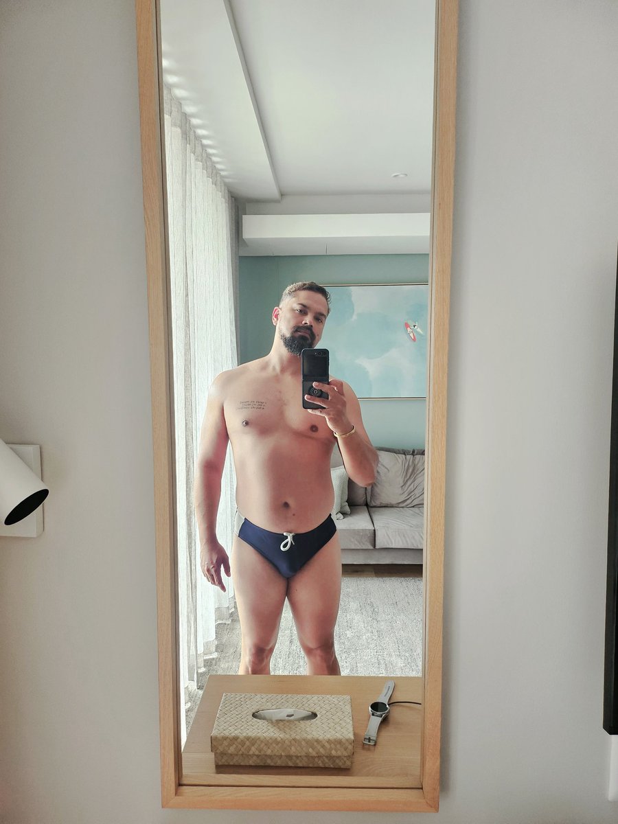 anDeeguy's tweet photo. Love a hotel selfie https://t.co/qKJ4sC45rw