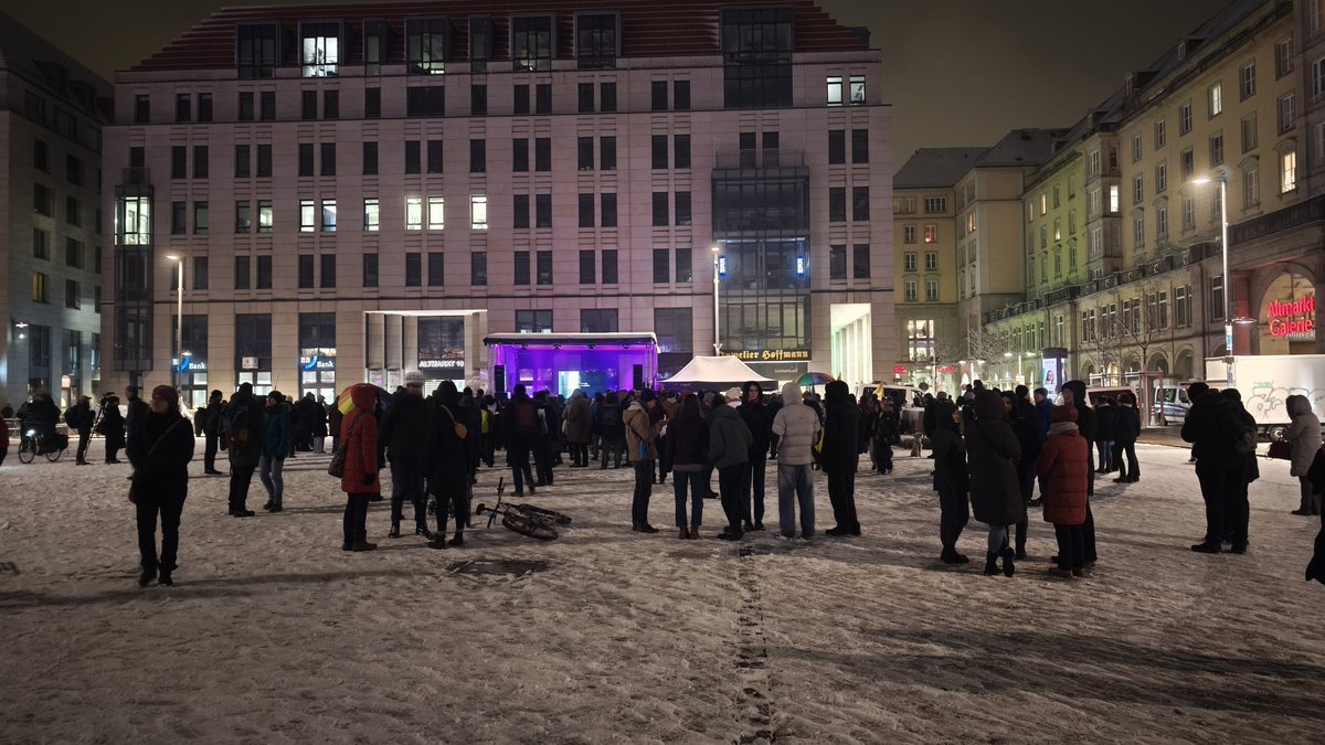 Auf den Altmarkt hat die Kundgebung von "Herz statt Hetze" begonnen. Auf der anderen Seite des Platzes möchte sich um 21 Uhr die AfD treffen und Kränze ablegen.  Zu der Kundgebung von "Herz statt Hetze" wird es noch drei Zubringerdemos geben. #Dresden #DD1302