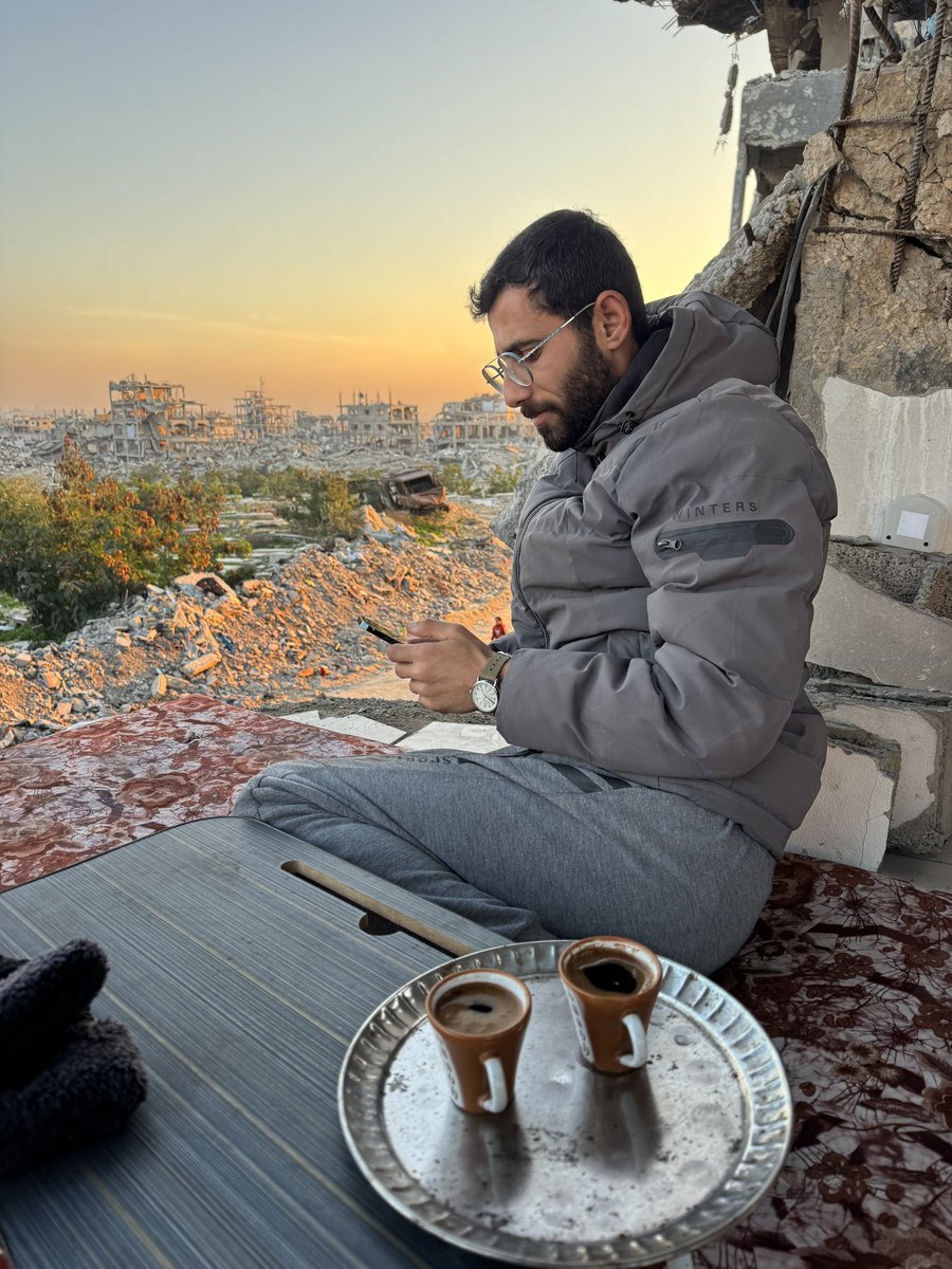 بعد ما كان لنا في شمال غـزة، أرأيتَ لو جُمعت لي أموال الأرض بين يدي أُقسم لك بالله إنها لن تحرِّكَ فيَّ شعرةً، أرأيتَ لو أنني مررت بأفخم أبراج الدنيا جمالًا وعظمةً والله إني لا أطرب لرؤيتها، أرأيت لو مُدَّت بينَ يديَّ أشهى موائد الله تالله إنها لن تغري معدتي ولن تفتح شهيتي،