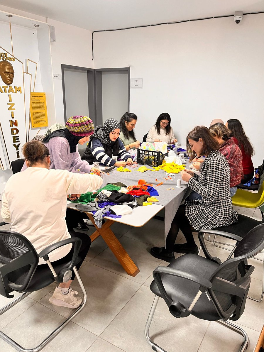 AnaokuluVedat's tweet photo. Sürdürülebilirliğe katkı,doğaya duyarlı bireyler yetiştirebilmek ve geri dönüşüm farkındalığı kazandırmak amacıyla başlattığımız veli-okul etkinliklerimiz değerli velilerimizin katılımlarıyla gerçekleşti.@tekirdagmem @drazizyeniyol 
@spasamem59 @ebubekir_atilla @LtfiyeSertdamar https://t.co/MgjcafXRTW