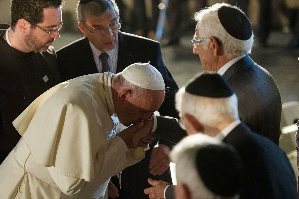 EniorJimenez's tweet photo. – El Holocausto ha ocupado el lugar de la Crucifixión de Cristo.
– La Sinagoga ha ocupado el lugar de la Iglesia del Señor.
– Los Anticristos han ocupado el lugar de los Cristianos.
– Y el Diablo ha ocupado el lugar de Dios.

En lugar de que los asesinos de Cristo se arrepientan por asesinar al Hijo de Dios y perseguir a la Iglesia, los cristianos se lamentan por predicarles al Cristo Crucificado.

Que se escuche bien claro: ningún judío se salva a menos que reconozca a Jesús como el Mesías e Hijo de Dios y deje su falsa religión judaica. 

Debería ser al revés: los anticristos inclinándose ante los Cristianos.

– "El Santo, el Verdadero, el que tiene la llave de David, el que abre y nadie cierra, y cierra y nadie abre, dice esto: He aquí, Yo entregaré a aquellos de la sinagoga de Satanás que se dicen ser judíos y no lo son, sino que mienten; he aquí, Yo haré que vengan y se postren a tus pies, y sepan que Yo te he amado" (Apocalipsis 3:7-9).

Entienda quien pueda ...