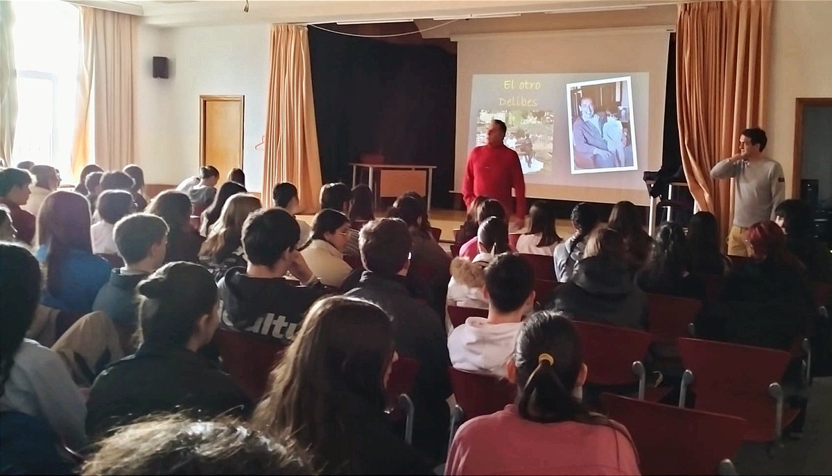 IES Fernando d Rojas (@iesfrojas) on Twitter photo Hoy hemos conocido la faceta más humana y familiar de Miguel Delibes, de la mano de su nieto Germán Delibes Caballero. Hemos disfrutado escuchando las anécdotas y curiosidades sobre su obra y su familia.
"Hombre, paisaje, pasión". Muchas gracias <a href="/delibesger/">delibesger</a> <a href="/MiguelFundacion/">Fundación Miguel Delibes-Oficial</a> Hoy hemos conocido la faceta más humana y familiar de Miguel Delibes, de la mano de su nieto Germán Delibes Caballero. Hemos disfrutado escuchando las anécdotas y curiosidades sobre su obra y su familia.
"Hombre, paisaje, pasión". Muchas gracias <a href="/delibesger/">delibesger</a> <a href="/MiguelFundacion/">Fundación Miguel Delibes-Oficial</a>