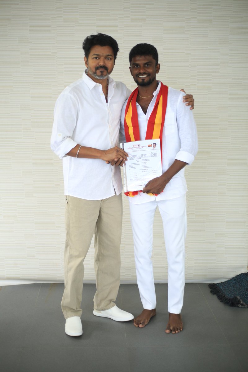 actorv1jay's tweet photo. சென்னை புறநகர் மாவட்ட செயற்குழு உறுப்பினராக என்னை நியமித்த
கழகத்தின் தலைவர் *தளபதி விஜய் அண்ணன்* அவர்களுக்கும் 
பொதுச் செயலாளர் *அண்ணன் N. ஆனந்த்* அவர்களுக்கும்
பரிந்துரை செய்த 
சென்னை புறநகர் மாவட்டக் கழகச் செயலாளர் *அண்ணன் ECR.P.சரவணன்* அவர்களுக்கும்
நன்றி! நன்றி!! நன்றி!! https://t.co/ICTr93I0jO