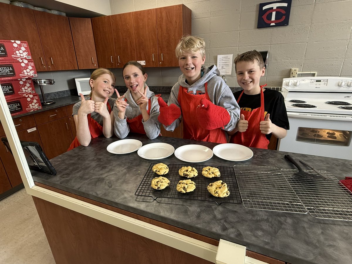 BizMathGuy's tweet image. Business Math 6 - science of baking with a chocolate chip cookie demo. Putting their math skills to the test, modifying the recipe to create their cookie creations. Delicious way to learn problem-solving &amp;amp; creativity in the kitchen!#BearGrove #Bizmathguy @ByronMSBears @ByronBears