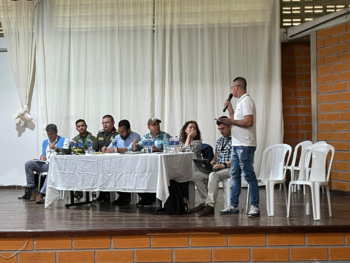 DiegoTovarHenao's tweet photo. Modo #PMUV con la población firmante del ETCR Carrizal. #CNR #MTPS @CsiviComunes desarrollamos este espacio con @MinInterior @ARNColombia @alcaldiaYali @Minvivienda @MisionONUCol para definir las estrategias de seguridad, tierra, vivienda y sostenibilidad https://t.co/p2ekhZ6KIb