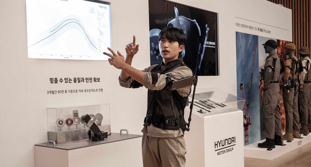 omnitechpro's tweet image. Hyundai&apos;s X-BLE shoulder robot exoskeleton is designed to assist workers. How do you envision wearable technology shaping the future of labor?

 #RoboticExoskeleton #WorkplaceTech #IndustrialInnovation bit.ly/3E1lWrr