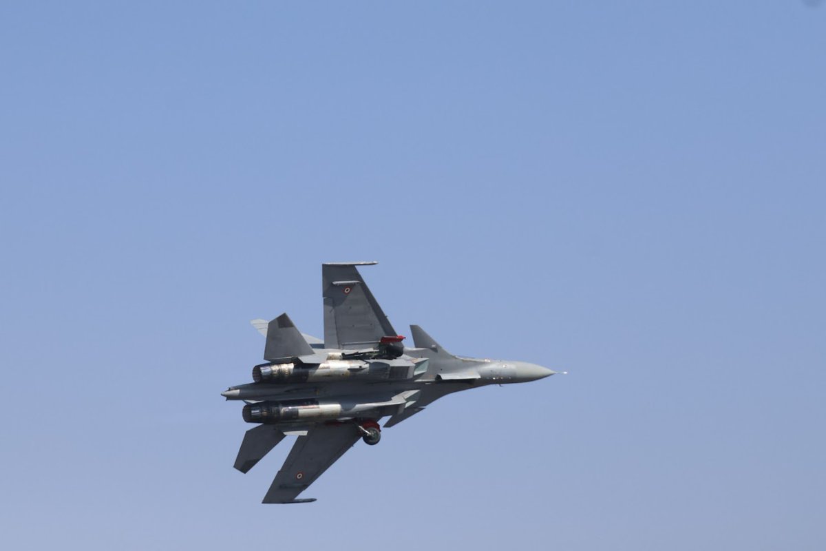 abhignayrk's tweet photo. Saw some cool aircraft at AeroIndia Bangalore today. This was my first time doing aviation photography and it was really fun!

1 - Su30
2 - Suryakirans
3 - Su57
4 - F35 https://t.co/x9Bc3EBVyz