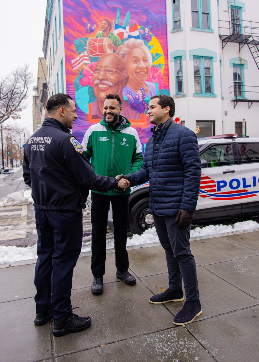 Agradezco a la Alcaldía de Washington DC y al buen amigo Eduardo Perdomo, por el gesto de invitarme a plasmar mi firma en este mural dedicado a cedido y dedicado a los dominicanos.

Felicito a <a href="/AlcaldiaDN/">Alcaldía DN</a> por este importante hermanamiento entre ambas ciudades y a <a href="/Angurria/">Angurria</a> por su