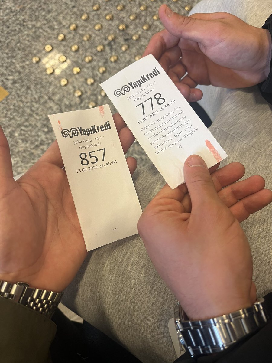 Arkadaşımla beraber YapıKrediye geldik ve ona verdikleri biletle bana verdikleri bilete bakın.

Ben değerli değil miyim <a href="/YapiKredi/">Yapı Kredi</a> ?