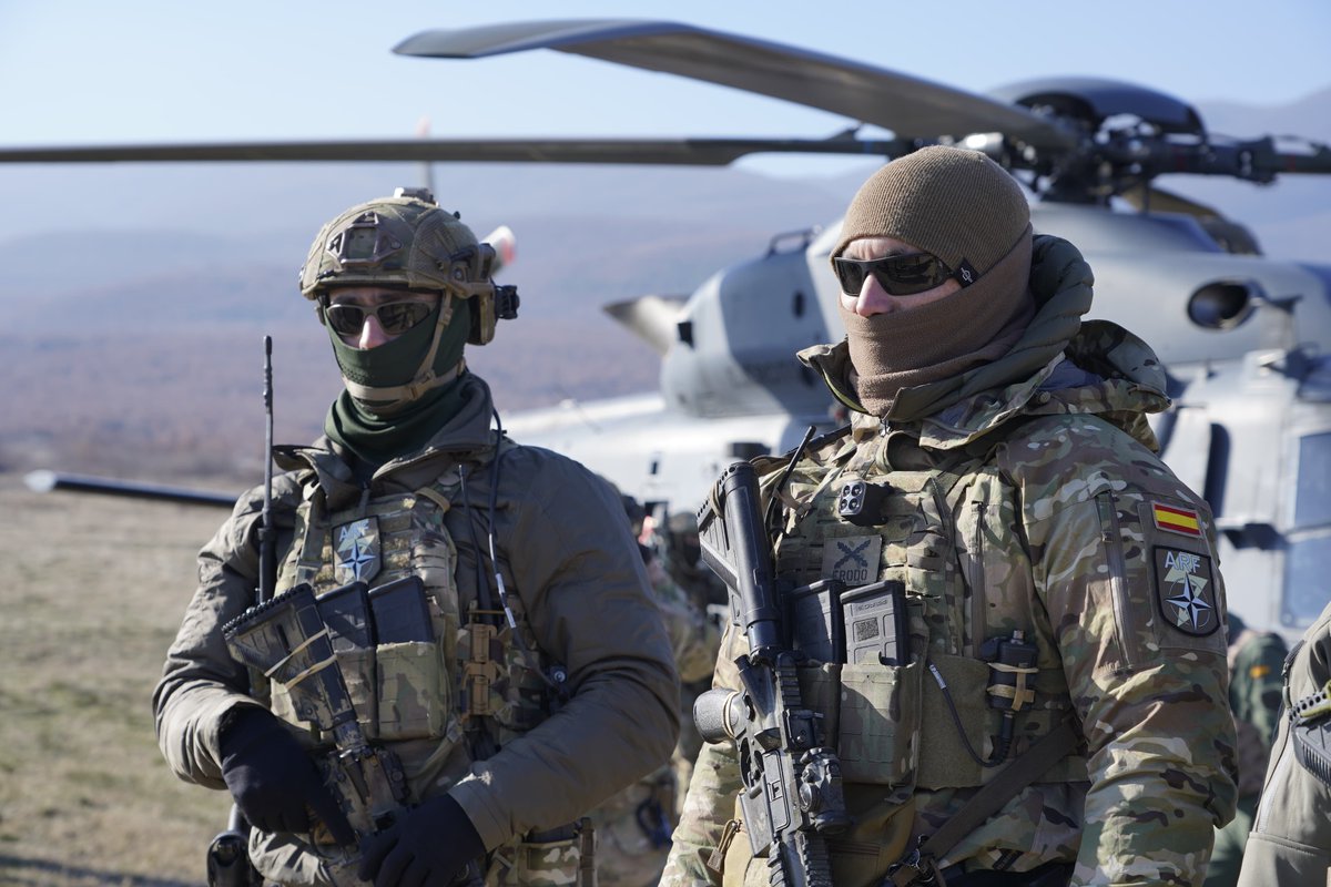 Unidades de operaciones especiales españolas y búlgaras realizan un ejercicio táctico conjunto en el marco del #SteadfastDart25. El Mando Componente de Operaciones Especiales #SOCC, que lidera España, demuestra sus capacidades de despliegue rápido y disuasión  #ARF #MOPS