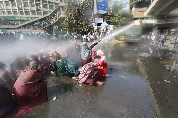 শাহবাগে নিয়োগ বাতিল হওয়া শিক্ষকদের অবরোধ, ছত্রভঙ্গ করল পুলিশ