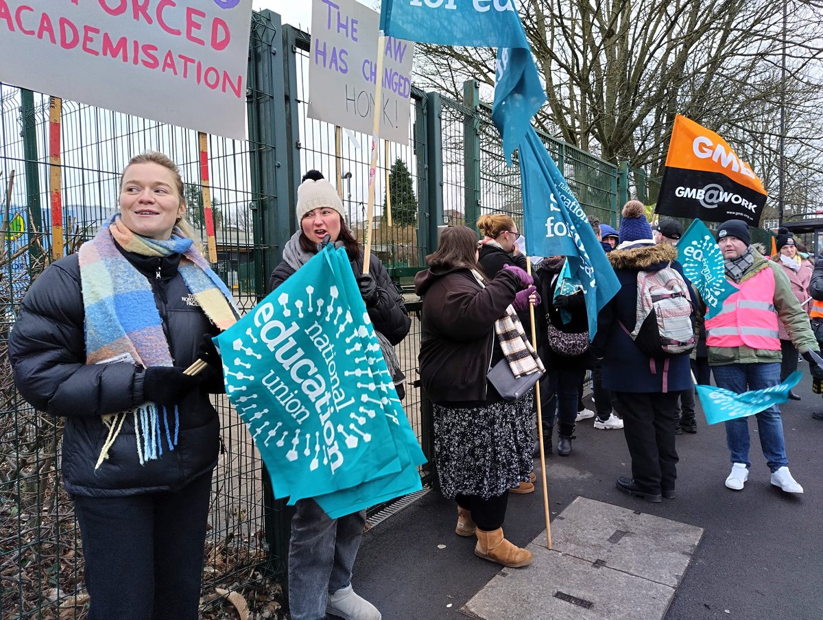 Strike day 25 at George Dixon Primary today. NEU strikers joined by <a href="/GMBMidlands/">GMB Midlands</a> today. Vibrant picket this am. Back for more tomorrow - no better place to spend Valentine's Day than at the GDP picket ❤️
<a href="/NEUnion/">National Education Union</a> 
<a href="/DanielKebedeNEU/">Daniel Kebede</a> 
<a href="/antiacademies/">Anti Academies</a>