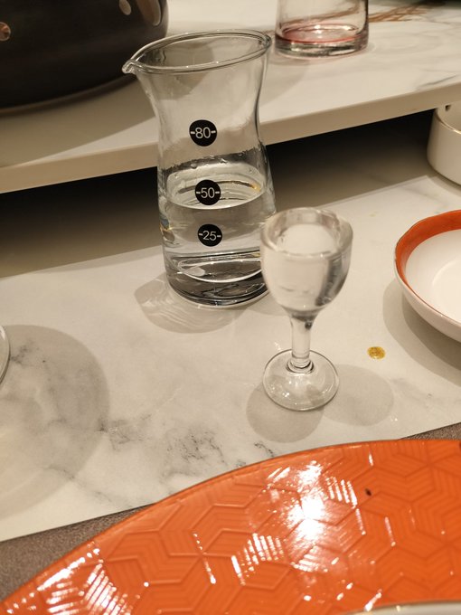 白酒めっちゃ美味いわ パイナップルのような匂いがしてすごく飲みやすい なんか変な酔い方もしないしするする飲める良い酒