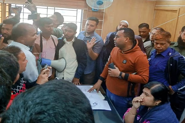 বৈষম্যবিরোধীদের তোপের মুখে কার্যালয় ছেড়েছেন পার্বতীপুরের ইউএনও, বাসায় চলছে দাপ্তরিক কাজ