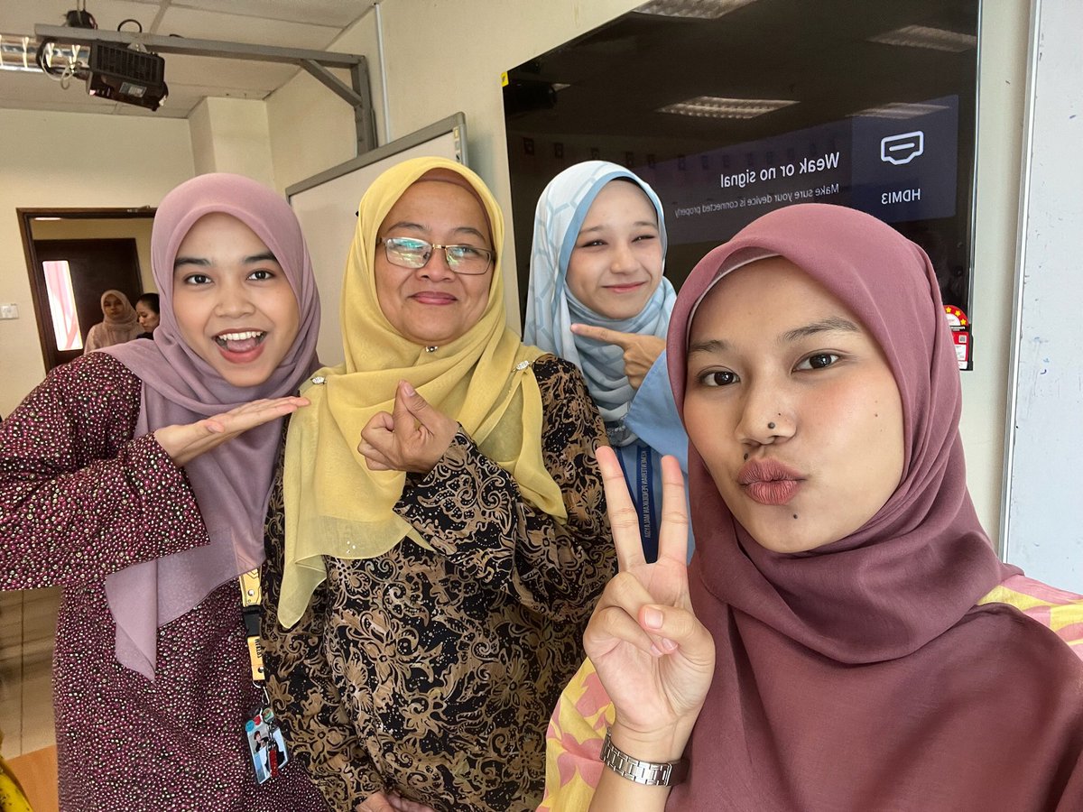 dwonsjks's tweet photo. today with @mimmasayuti !!! kami happy sebab nak cutiii dahhh 🤗🤗😚 https://t.co/wBrgC6OpyT