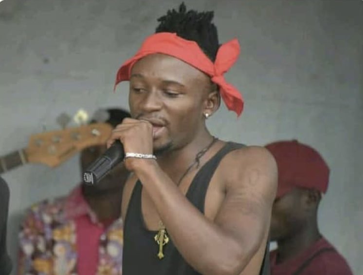 ClementMastaki's tweet photo. Nous venons de perdrer un frère, un combattant pour la liberté, un artiste talentueux. Sa voix résonnait dans les rues, ses paroles portaient l'espoir d'un changement. Mais aujourd'hui, il n'est plus.Une mort injuste, une perte insupportable. Nous condamnons cet acte de violence. https://t.co/xSiSCkx8Kh