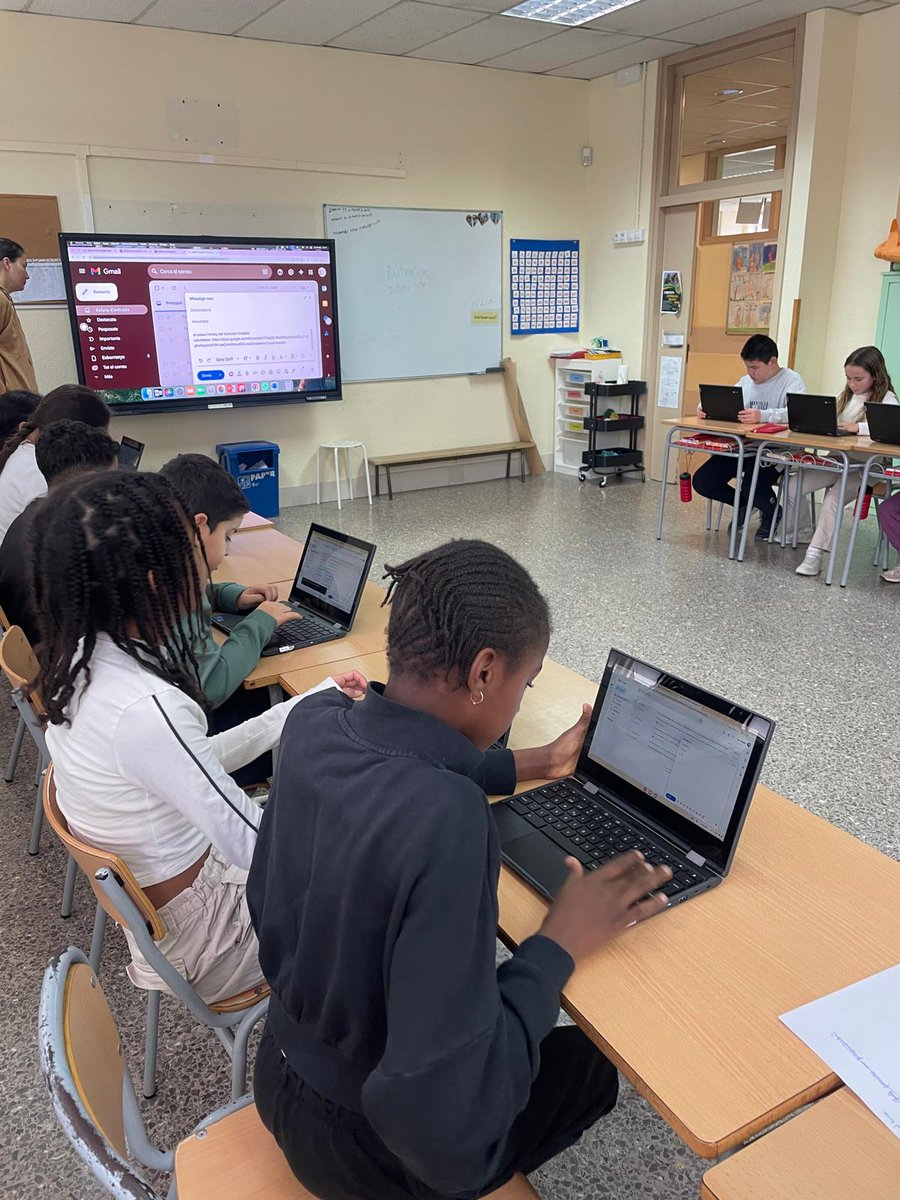EscolaRocafonda's tweet photo. La Montse ens ha ensenyat com poder recollir la informació amb formularis Google. Hem aprofitat per repassar hàbits saludables i realitzar els qüestionaris que els mateixos alumnes han creat.
@EDUKEMNOS @aliancesmagnet @culturadigicat @EducacioMataro @educaciocat https://t.co/uORdIX85dj